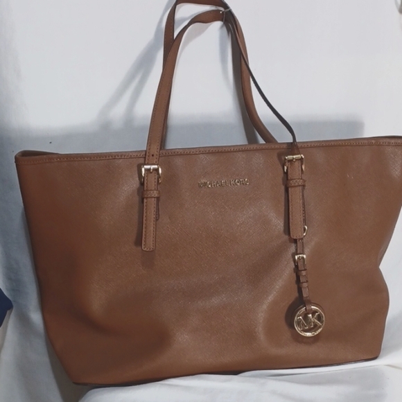 MICHAEL KORS WOMENS PURSE LARGE IN A BEAUTIFUL TAN LEATHER